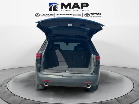 Used 2023 Chevrolet Traverse LT FWD image 18