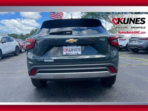 Used 2025 Chevrolet Trax LT FWD image 8