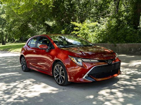 Used 2020 Toyota Corolla XSE FWD image 2