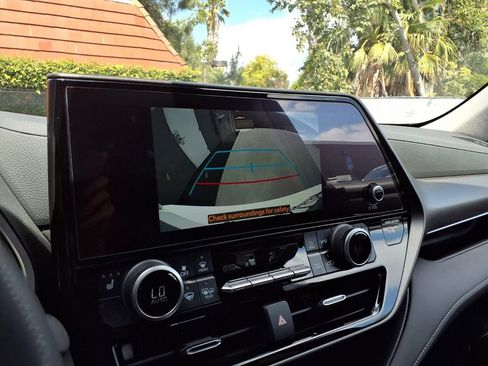 Certified 2024 Toyota Highlander XLE FWD image 9