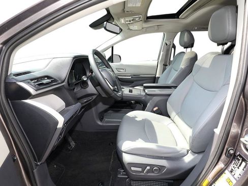 Used 2021 Toyota Sienna XLE image 11