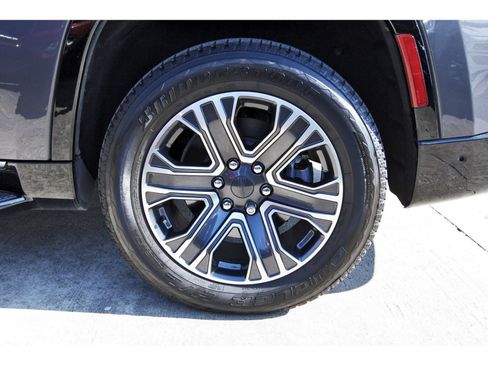 Used 2023 Jeep Wagoneer 4WD w/ Premium Group I image 30