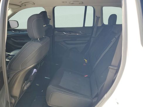 Used 2023 Jeep Grand Cherokee Laredo RWD image 10