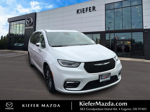Used 2022 Chrysler Pacifica Limited w/ Uconnect Theater Family Group FWD image 1