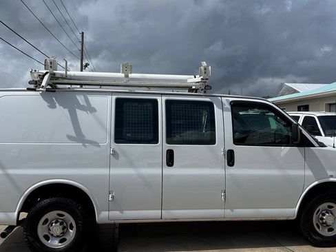 Used 2018 Chevrolet Express 2500 w/ Driver Convenience Package RWD image 6