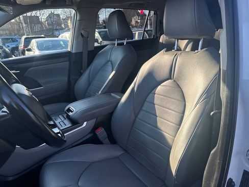 Used 2021 Toyota Highlander XLE image 17