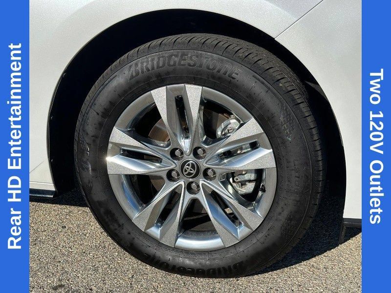 Used 2026 Toyota Sienna Limited FWD image 10