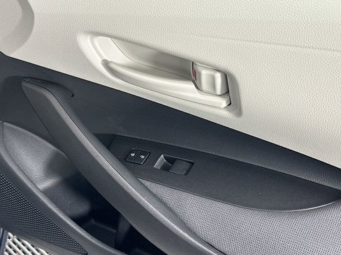 Used 2025 Toyota Corolla LE image 28