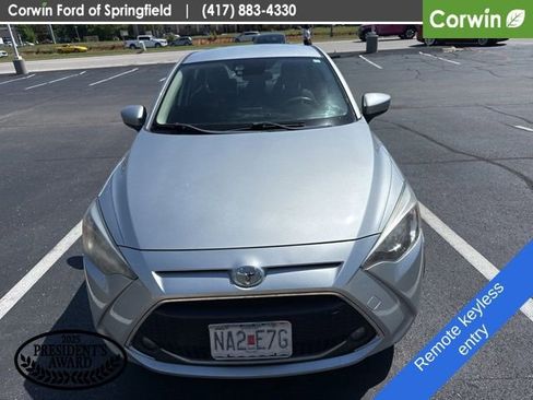 Used 2019 Toyota Yaris LE FWD image 2