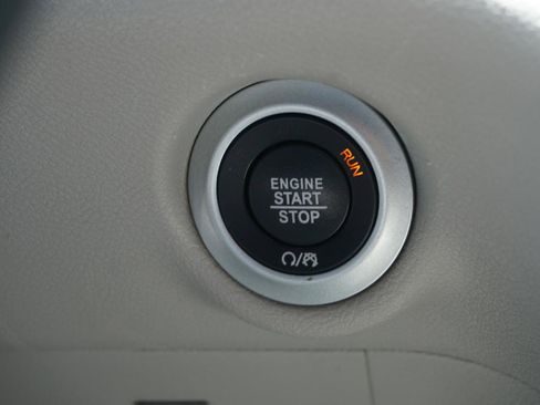 Used 2023 Chrysler Pacifica Touring-L FWD image 16