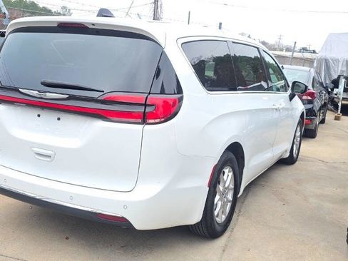 Used 2024 Chrysler Pacifica Touring-L image 6