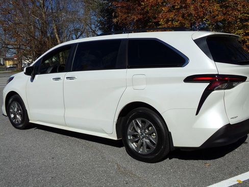 Used 2024 Toyota Sienna XLE image 14