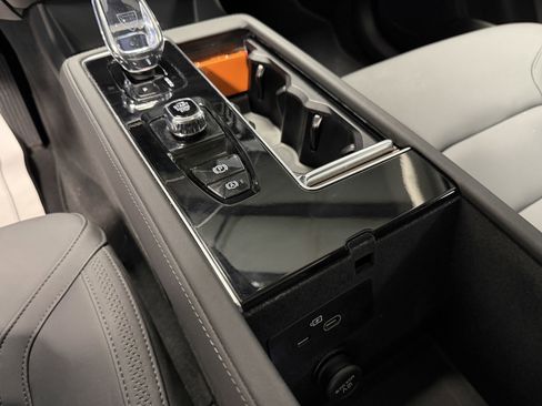 Used 2025 Volvo XC90 B6 Plus image 12