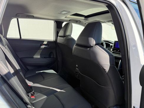 Used 2023 Toyota Corolla Cross XLE image 11