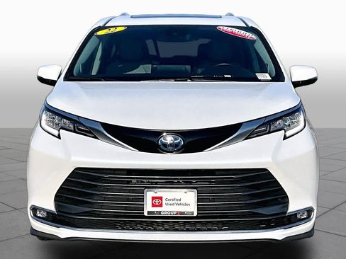 Certified 2022 Toyota Sienna Limited FWD image 3