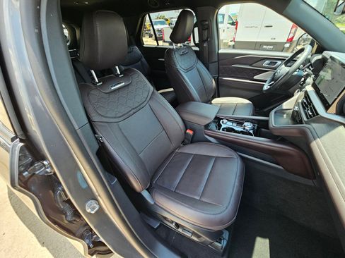 Used 2026 Ford Explorer Platinum w/ LUX Leather Package AWD/4WD image 32