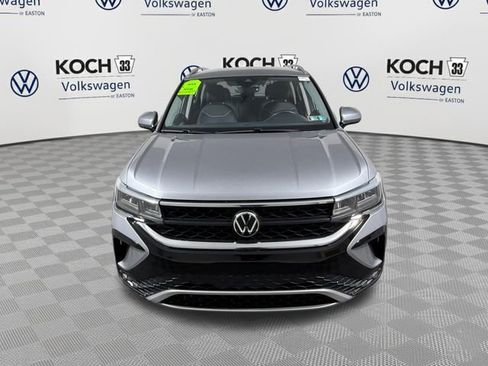 Used 2024 Volkswagen Taos SE FWD image 2