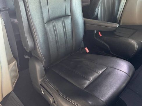 Used 2016 Chrysler Town & Country Touring image 11