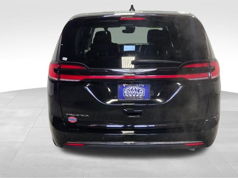 Used 2024 Chrysler Pacifica Touring-L FWD image 23