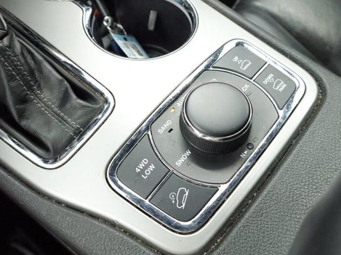 Certified 2020 Jeep Grand Cherokee Overland AWD/4WD image 34