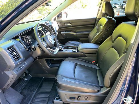Used 2024 Nissan Pathfinder SL AWD/4WD image 9