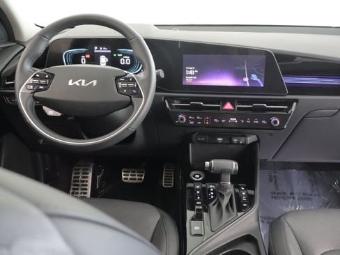 Used 2023 Kia Niro SX Touring FWD image 2