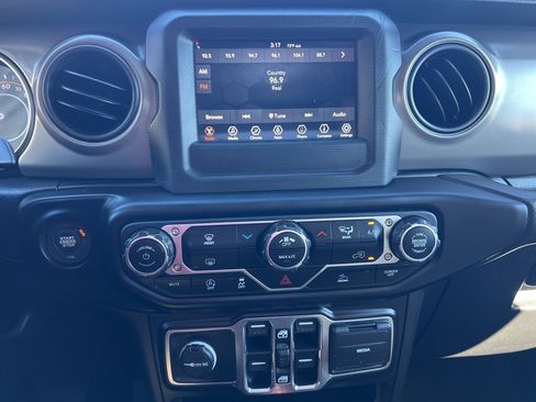 Used 2022 Jeep Gladiator Sport image 7