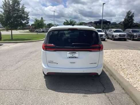 Used 2025 Chrysler Pacifica Limited FWD image 4