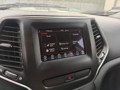 Used 2019 Jeep Cherokee Latitude Plus w/ Cold Weather Group AWD/4WD image 17