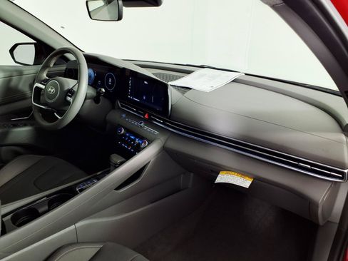 Certified 2025 Hyundai Elantra SEL w/ Cargo Package FWD image 9