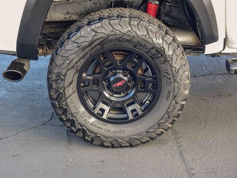 Used 2022 Toyota Tacoma TRD Off-Road image 9