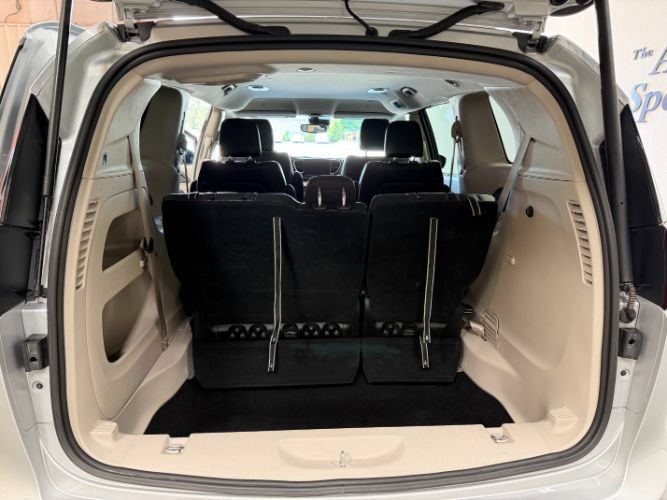 Used 2024 Chrysler Pacifica Touring-L FWD image 29