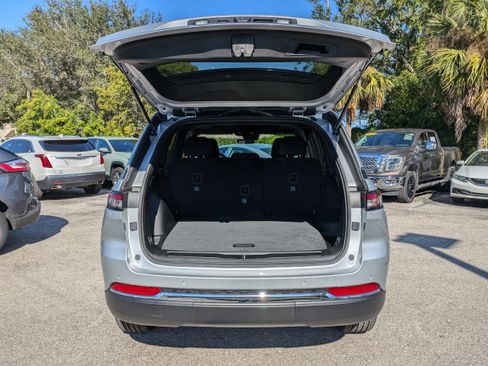 Used 2025 Jeep Grand Cherokee Laredo X image 13