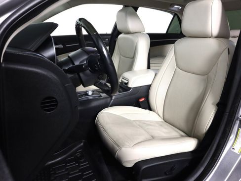 Used 2018 Chrysler 300 Limited w/ Safetytec Plus Group image 33