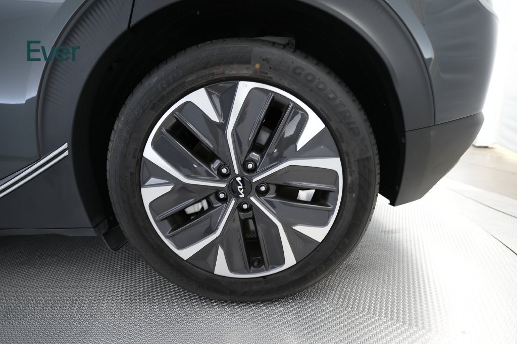 Used 2024 Kia EV6 Light RWD image 9