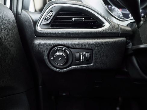 Used 2025 Chrysler Pacifica Limited FWD image 23