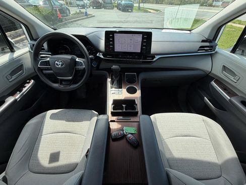 Used 2021 Toyota Sienna LE FWD image 19