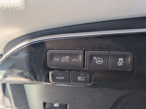 Used 2022 Toyota Prius XLE image 32