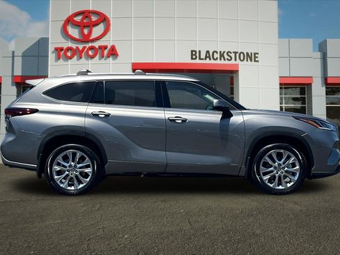 Certified 2026 Toyota Highlander Limited AWD/4WD image 2