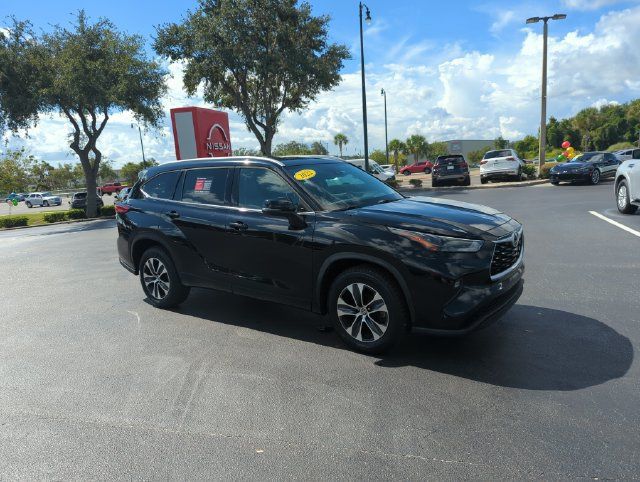 Used 2022 Toyota Highlander XLE FWD image 1