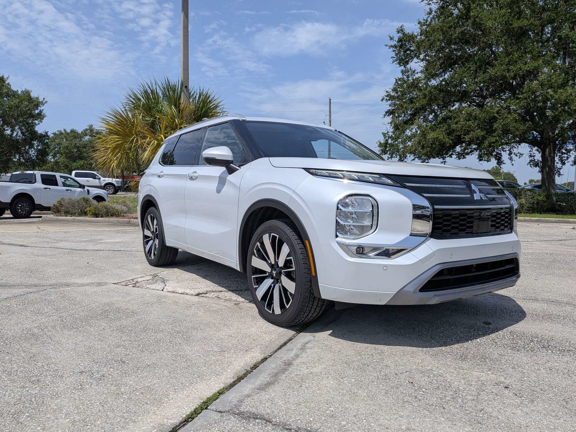 Used 2025 Mitsubishi Outlander SEL FWD image 2