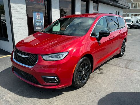 Used 2025 Chrysler Pacifica Select FWD image 2