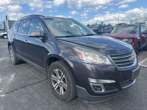 Used 2017 Chevrolet Traverse LT FWD image 2