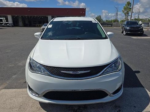 Used 2020 Chrysler Pacifica Touring w/ Tire & Wheel Group FWD image 2