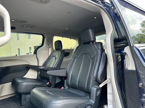 Used 2019 Chrysler Pacifica Touring-L FWD image 17
