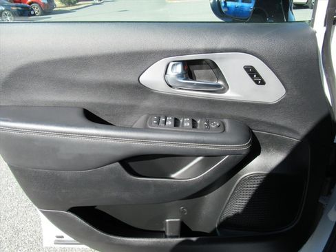 Used 2025 Chrysler Pacifica Limited FWD image 27