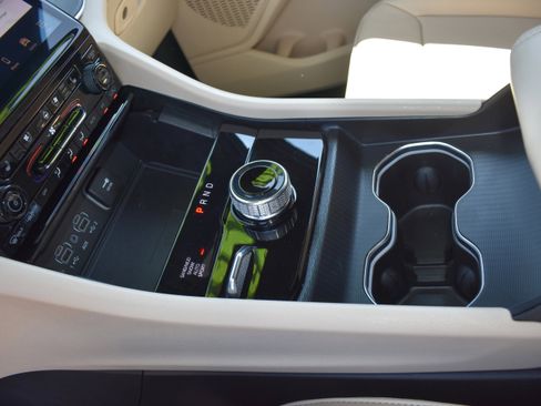 Used 2025 Jeep Grand Cherokee Limited w/ Luxury Tech Group II image 21