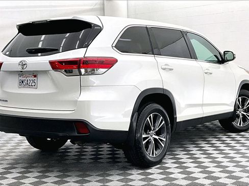 Used 2019 Toyota Highlander LE image 11