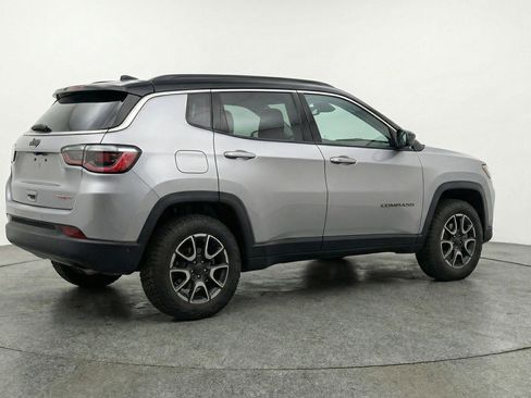 Used 2025 Jeep Compass Trailhawk AWD/4WD image 9