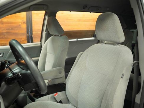 Used 2017 Toyota Sienna LE w/ Preferred Accessory Package FWD image 10